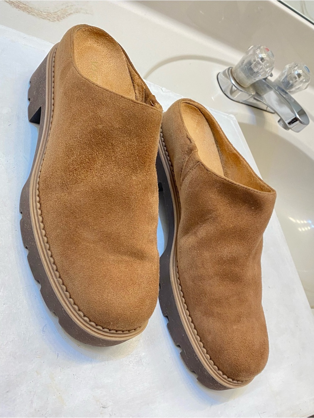 Vionic Fairfax womenโs clogs size 8, excellent condition perfect bottom clean